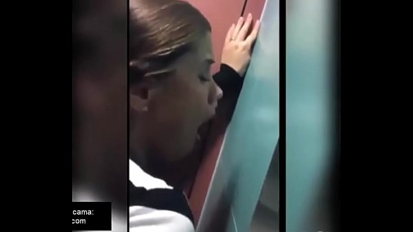 Comendo a Novinha No Banheiro do Shopping videos porno