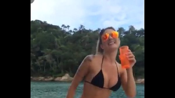 Exibindo os peitos e dançando essa delícia