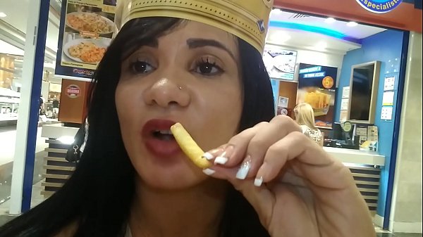 Fui comer um lanchinho no shopping entrei no banheiro errado e tomei no cuzinho