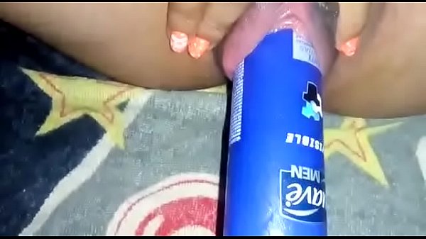 Novinha gozando com desodoranteee