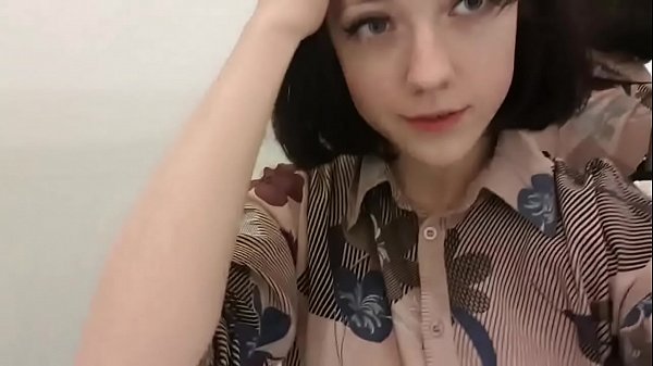 Novinha tocando uma no provador