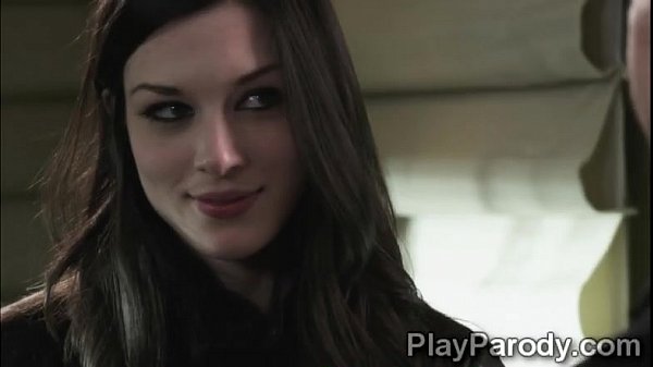 Modelo top morena fica dividido duas vezes por um fã excitado