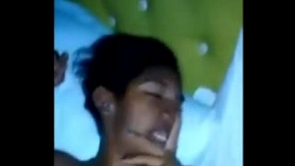 Carioca novinha morena dando buceta e tomando gozada