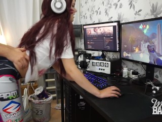 D.Va dando uma rapidinha enquanto joga – Miss Banana