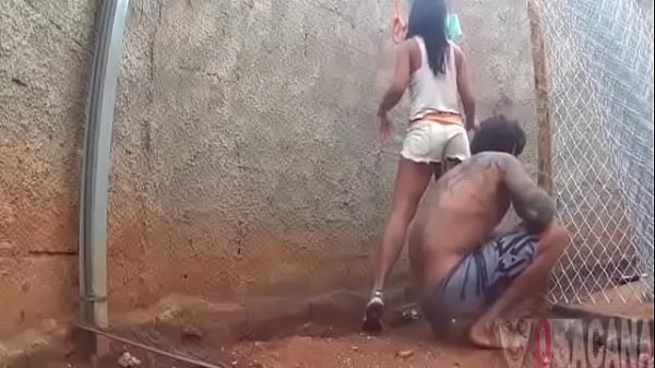 Fodendo a namorada putinha no quintal de casa