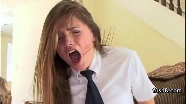 linda menina adolescente com bunda incrível em uniforme escolar