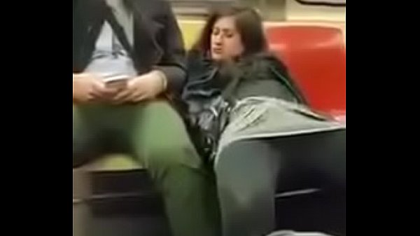 Novinha safada tocando siririca no metro querendo pau