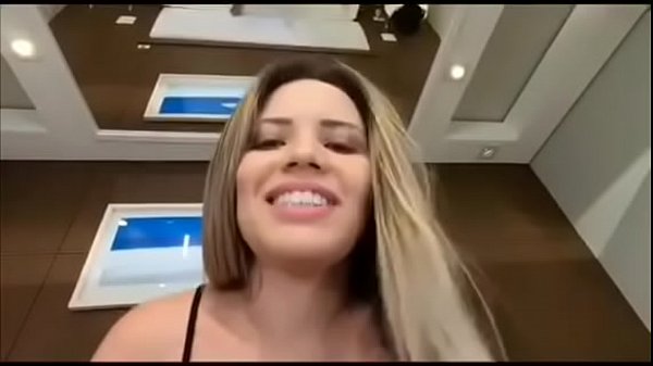 Sozinha em casa fui fuder com o vizinho