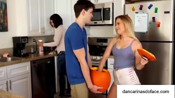 Comendo a novinha com a Mãe em casa.