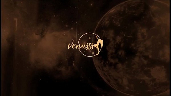 Novinha gostosa mamando o pau do dotado pra ganhar muita porra na bunda – Venusss e Big Bambu