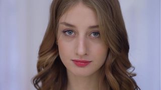 Novata gata magra de 19 anos Sasha Paige dano a buceta rosinha